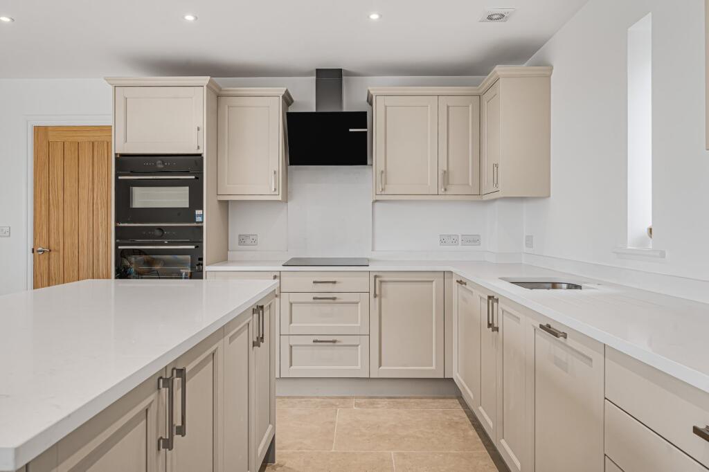 House in Gloucester - View 4