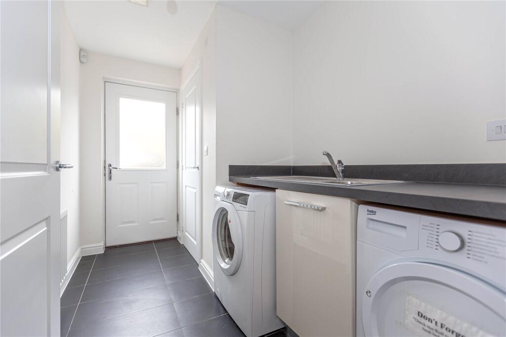 6 bedroom semi-detached house for rent
