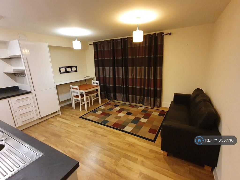 Apartment in Reigate and Banstead, Surrey - More