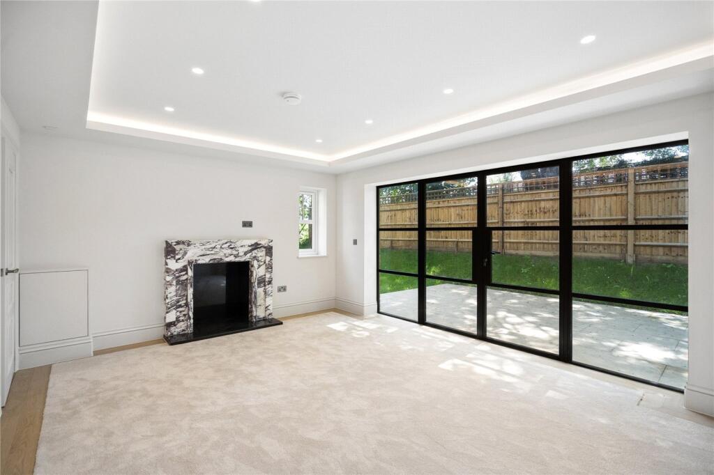 Haywards Close, Henley-on-Thames, Oxfordshire, RG9 - More