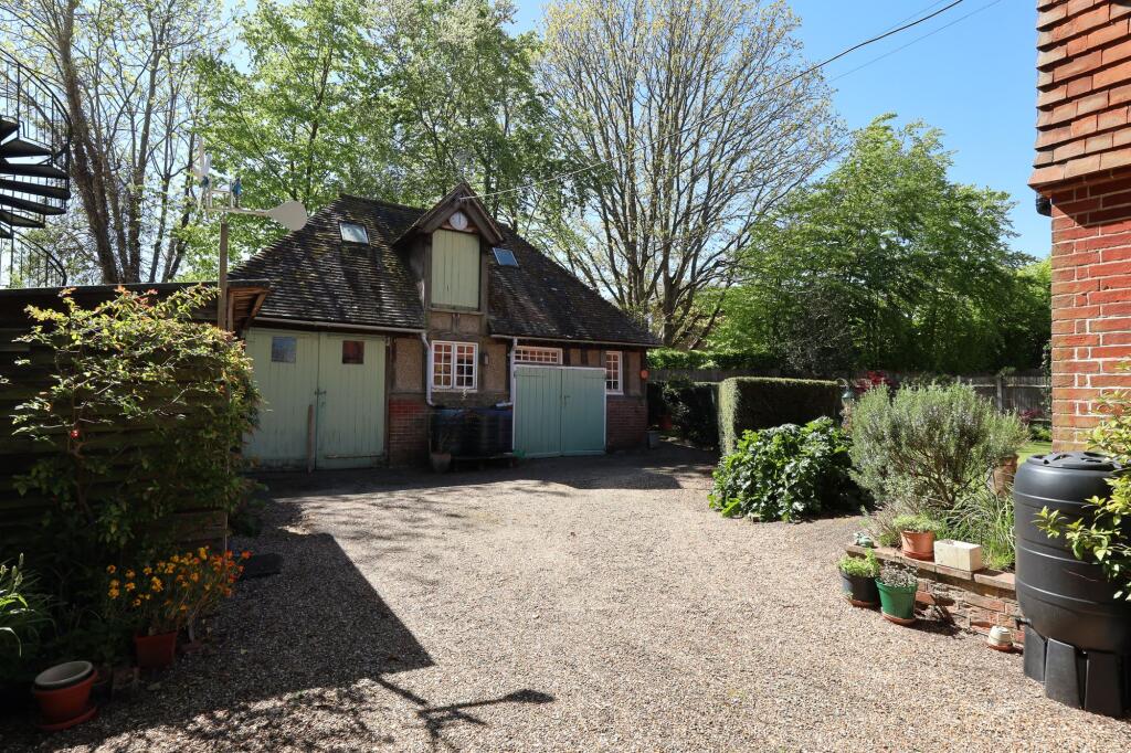 Little Latchetts, 6 Silverdale Road, Burgess Hill, West Sussex RH15 0EF photo 3