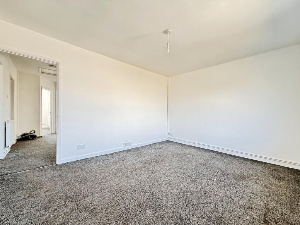 House in Upper Loughor, Garden Village, Llwchwr - More
