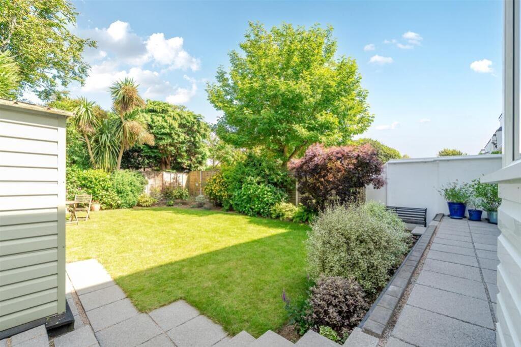 Apartment in Worthing, West Sussex - View 3