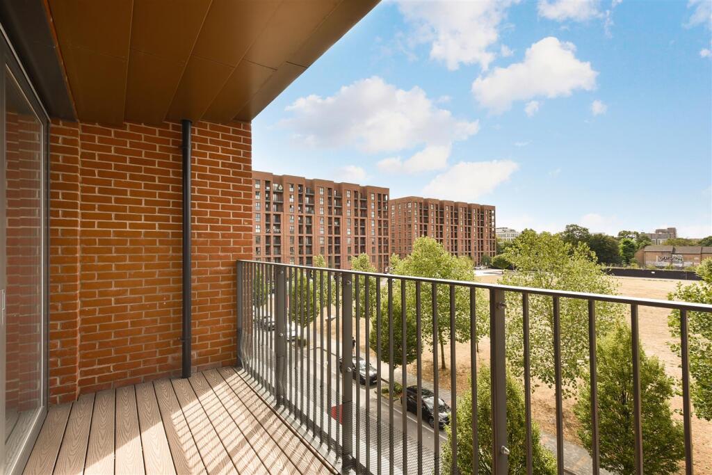 6 Lismore Boulevard, Colindale, London photo 3