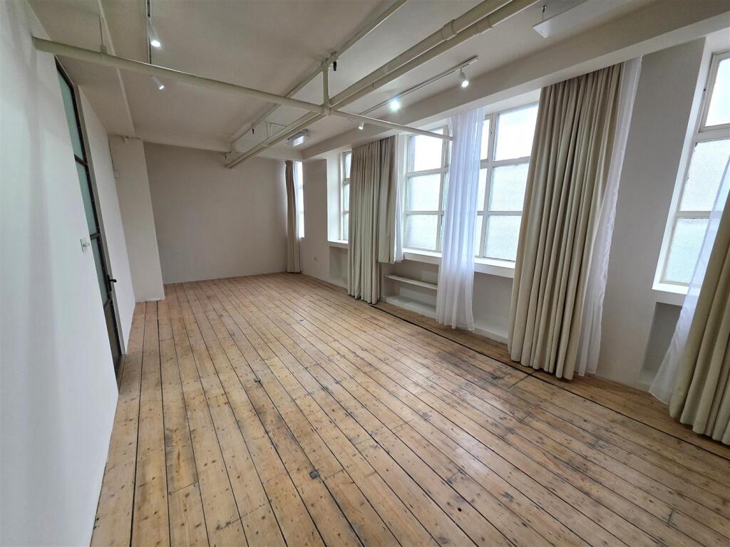 Main image of property: Studio (440 sq ft.), Universal Building, Devonshire Street North, Manchester, M12