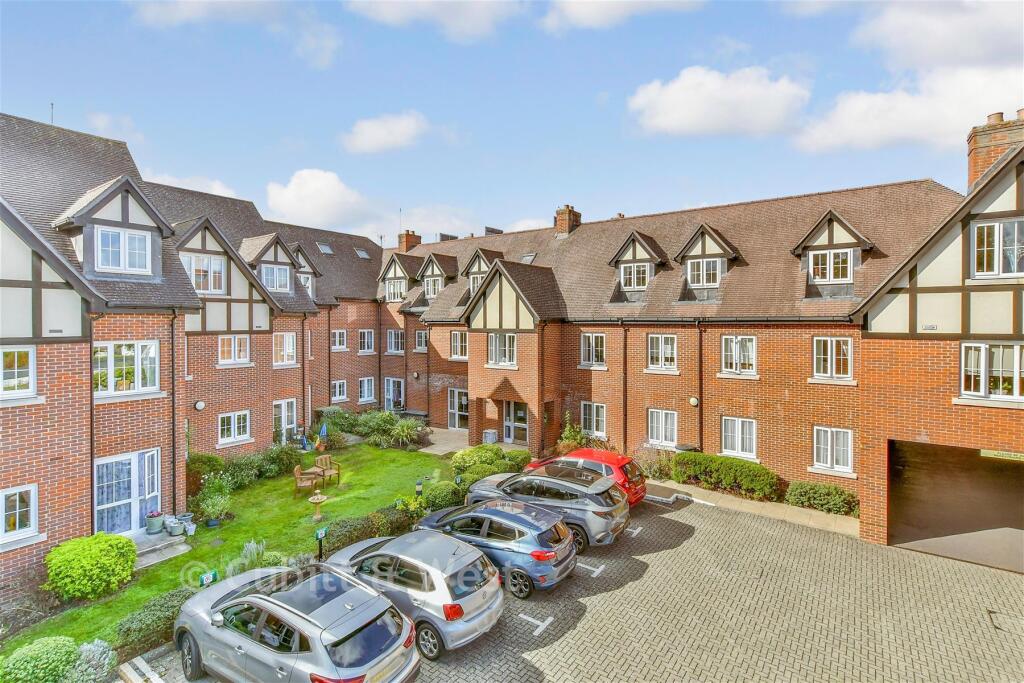 2-bed flat on Waterloo Road, Epsom, Surrey, £260,000