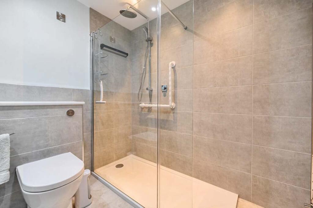 Day Court, Elmbridge Village, Cranleigh, GU6 photo 4