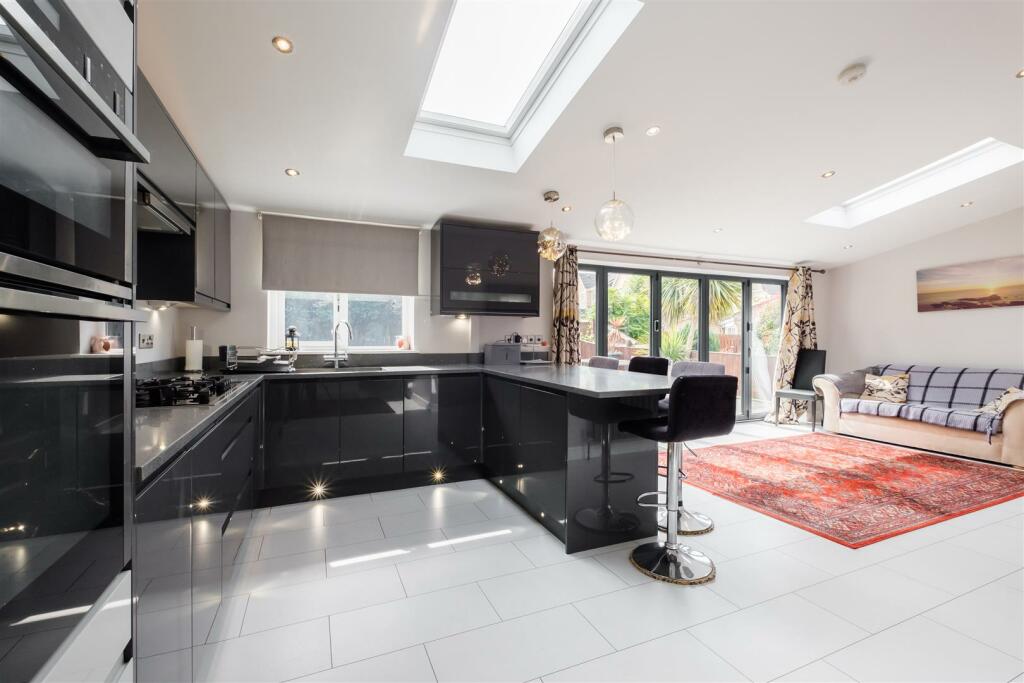 Cornet Close, Lindley, HD3 3QQ photo 2