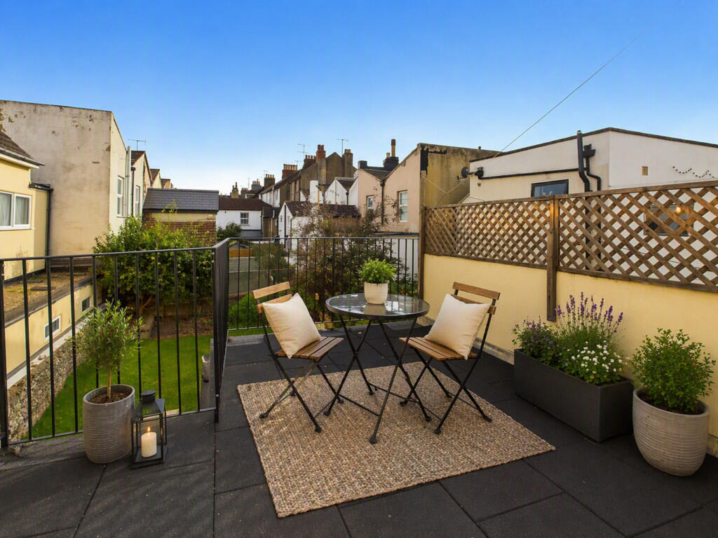Apartment in Worthing, West Sussex - View 2