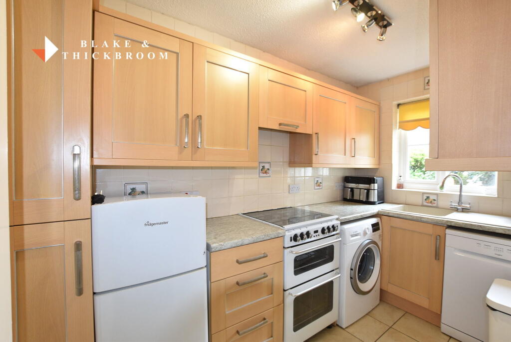 Lyon Close, Clacton on Sea CO15 6EX photo 4