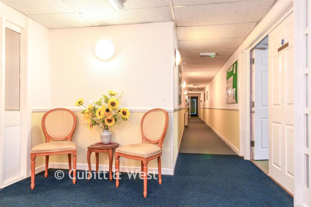 Apartment in Reigate and Banstead, Surrey - More