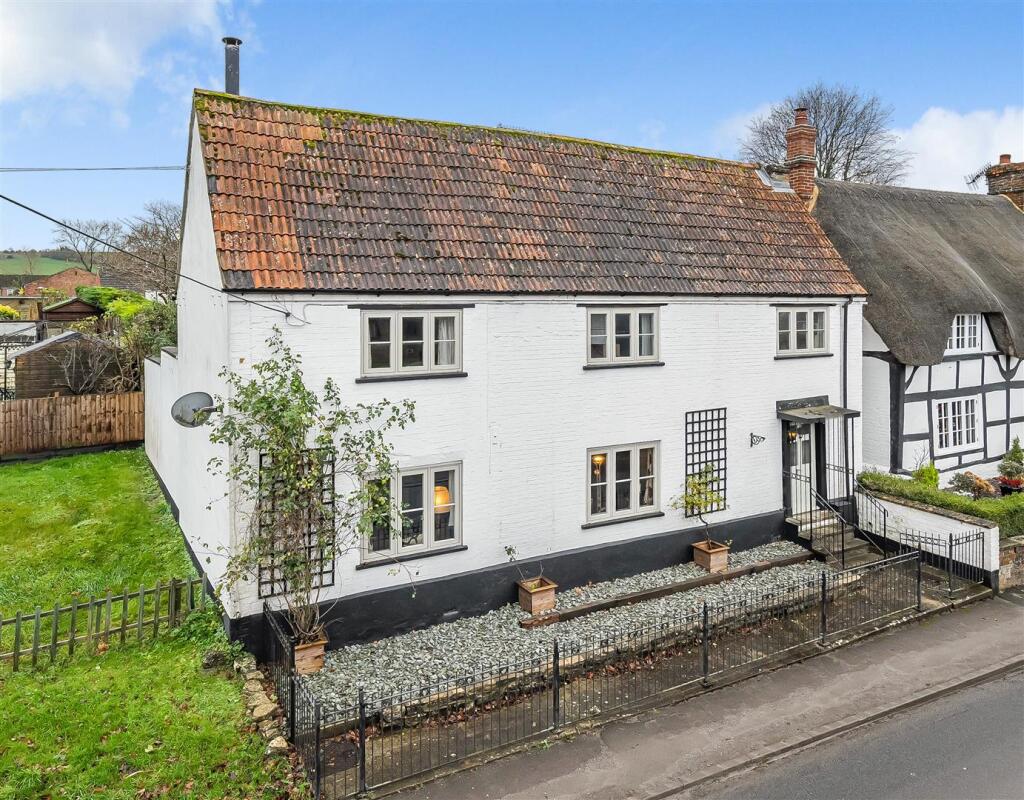 4-bed detached on Townsend, Urchfont, £597,500