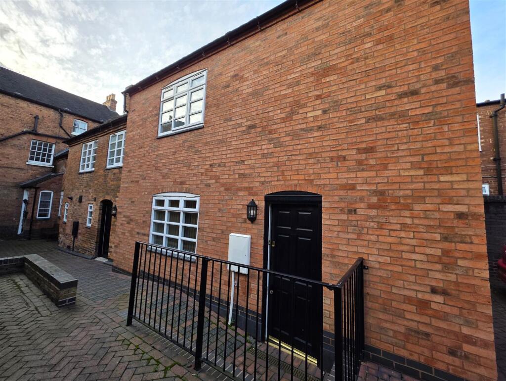 Main image of property: 2 Bolebridge Street, Tamworth