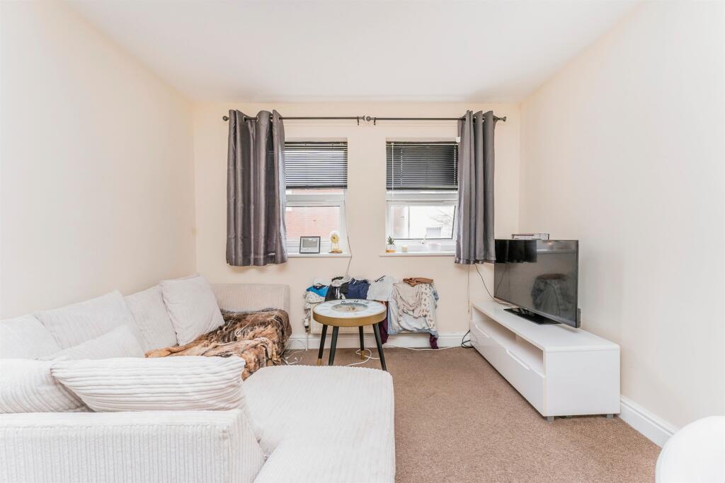 Apartment in Kettering, North Northamptonshire - View 5