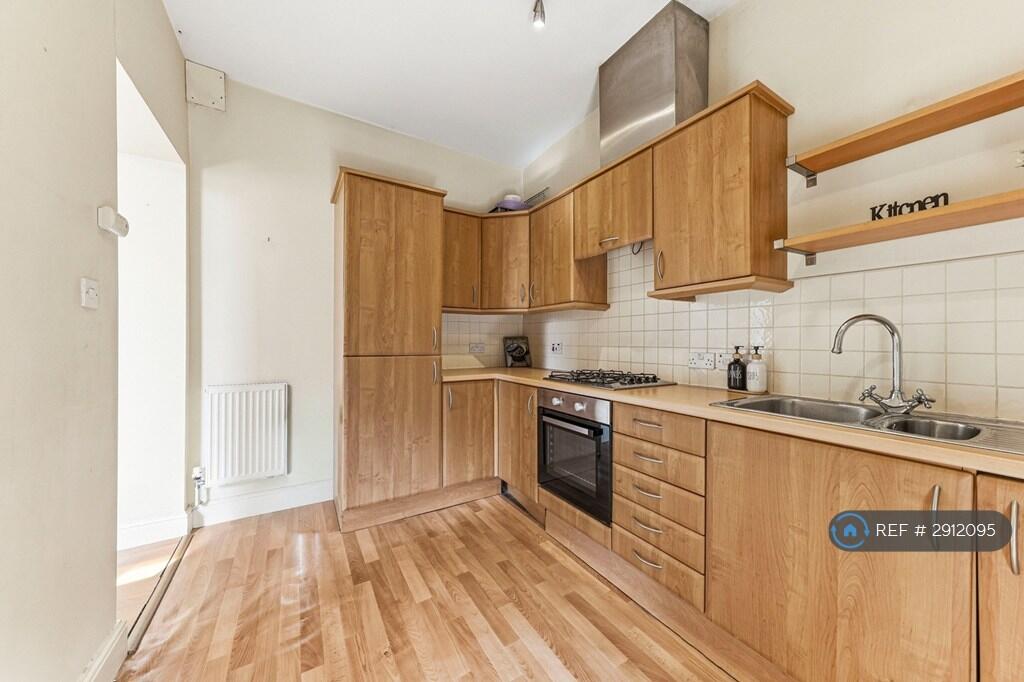 Apartment in Bradford, West Yorkshire - View 5