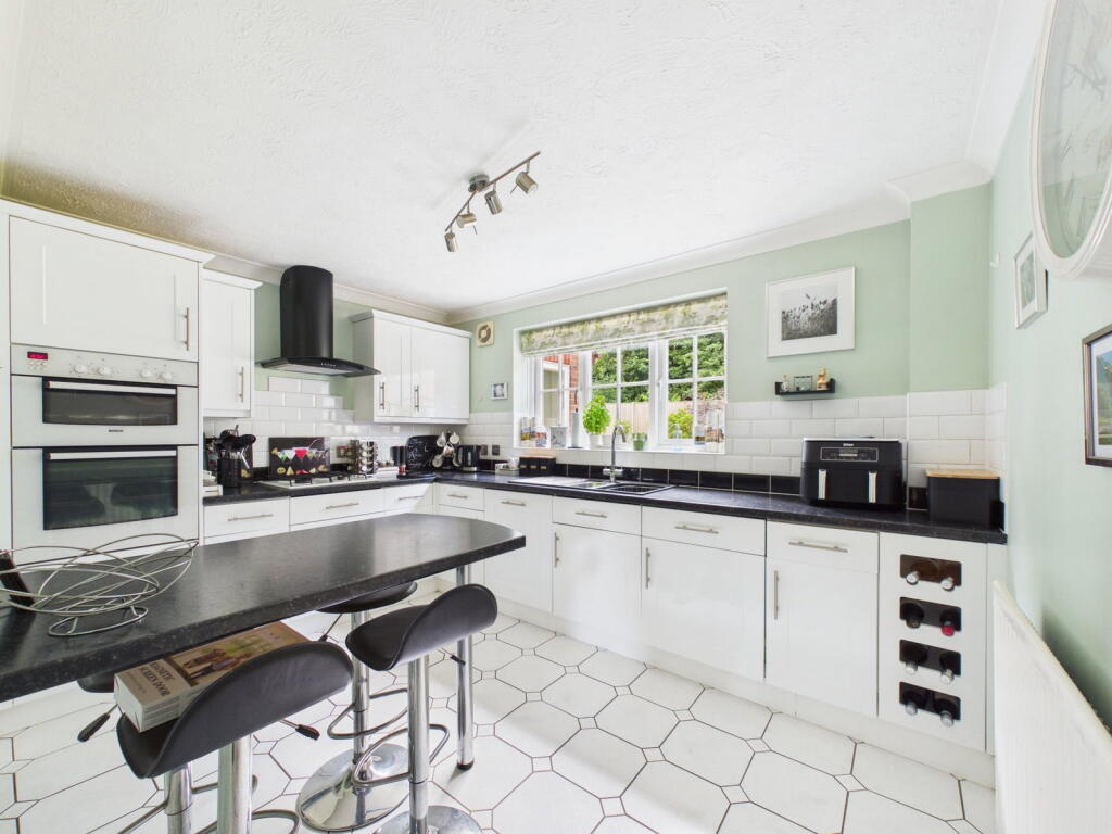 House in Horsham, Littlehaven, North Horsham - View 4