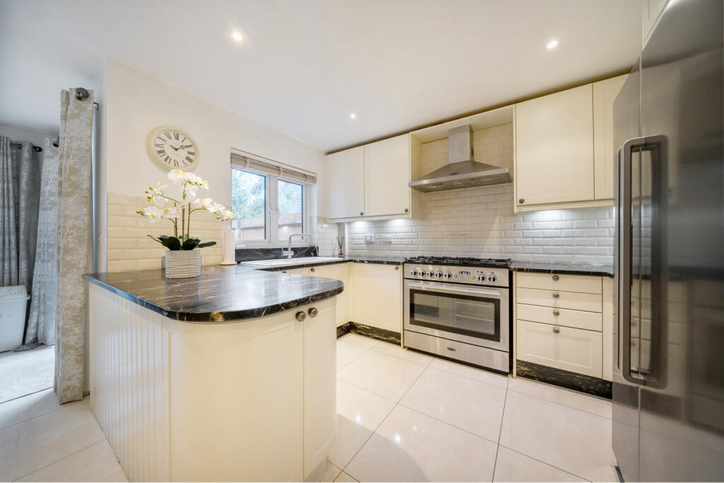 House in Guildford, Queen Elizabeth Park, Bellfields - View 3
