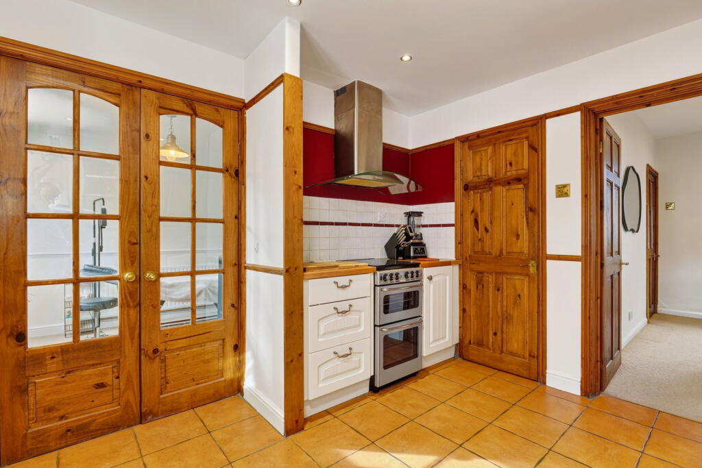 House in Finedon, North Northamptonshire - More