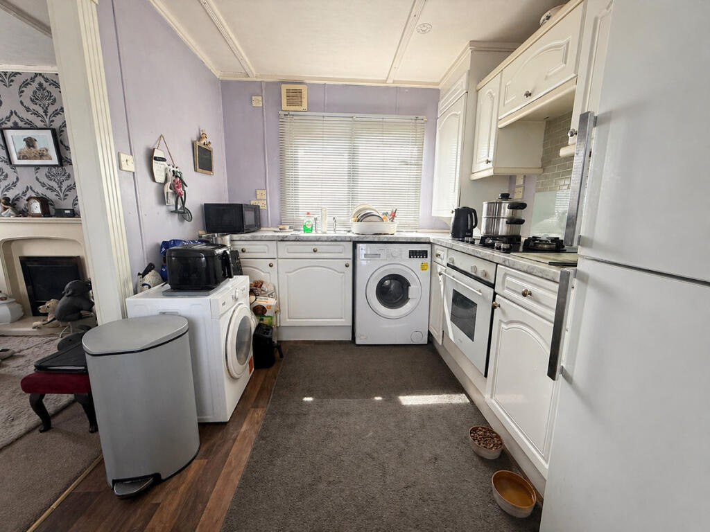 Brook Meadow, Swindon, SN4 9 photo 4