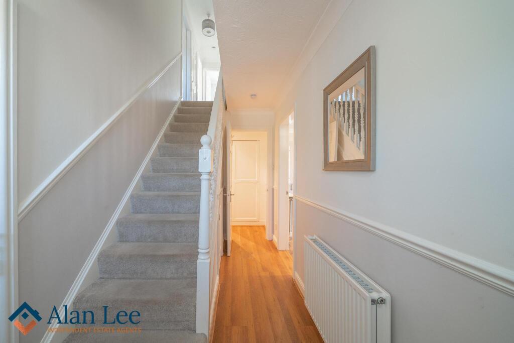 7 Hamble Way photo 2