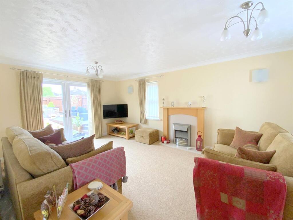 House in Grimsby, Waltham - More