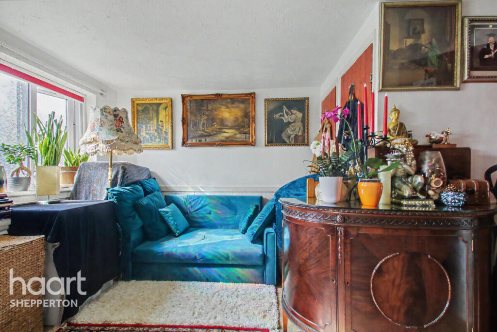 Apartment in Sunbury-on-Thames, Surrey