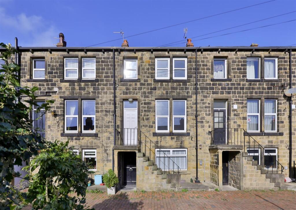 House in Leeds, West Yorkshire - View 2