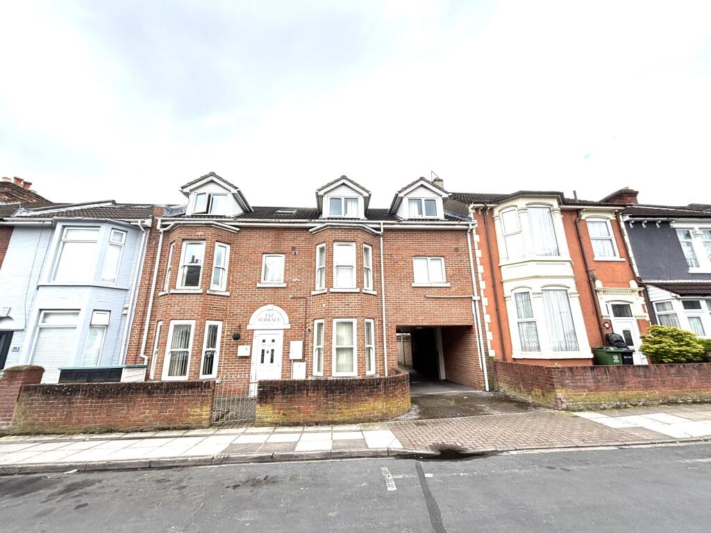 Main image of property: 86a Queens Road, North End, Portsmouth, PO2