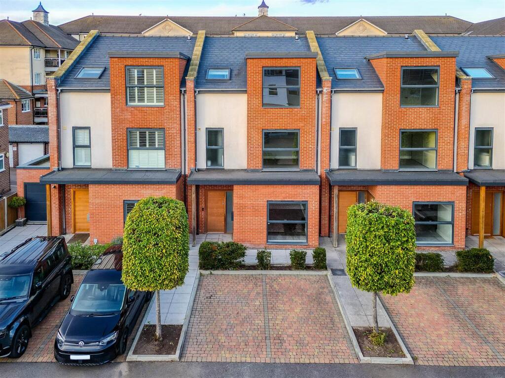 5 Bedroom Terraced in SS0 8FL