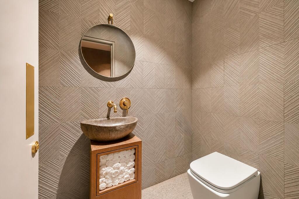 bathroom 2.jpg