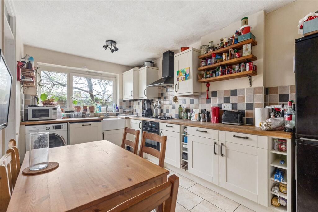 House in London, Herbert Butler Estate, Homerton - View 4