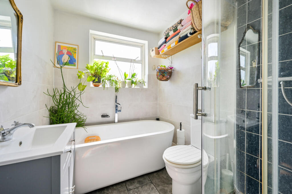 House in Kingston upon Thames - More