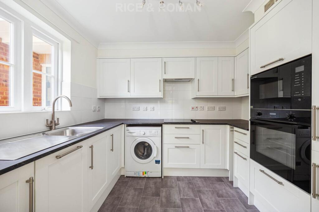 Apartment in Mole Valley, Leatherhead - View 4
