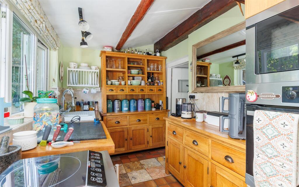'CHOCOLATE BOX' THATCHED COTTAGE - Winkle Street, Calbourne, Newport - View 4