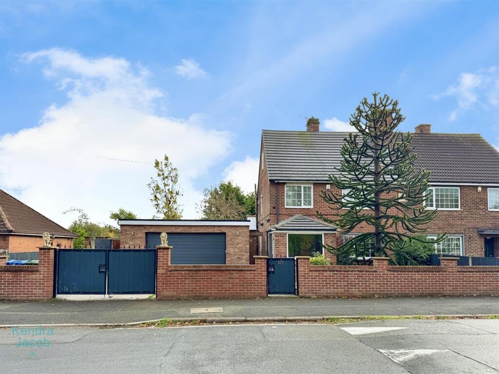 3-bed semi-detached on Shrewsbury Road, Worksop, £200,000