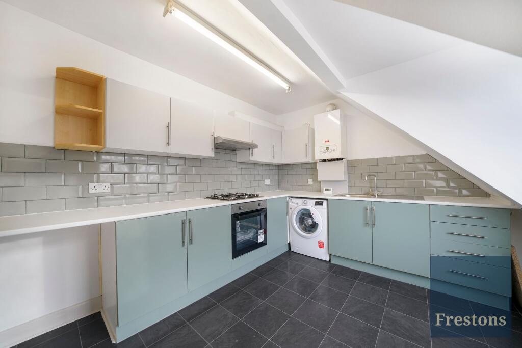 Hutton Grove, London, N12 photo 4