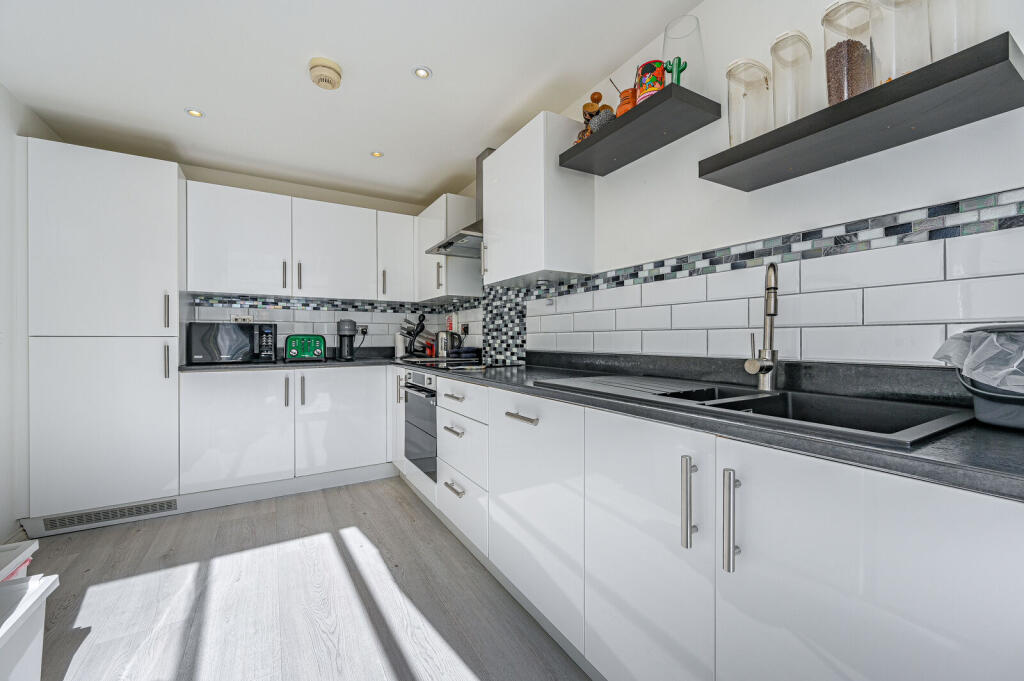Hawksmoor Grove, Bromley, BR2 photo 4