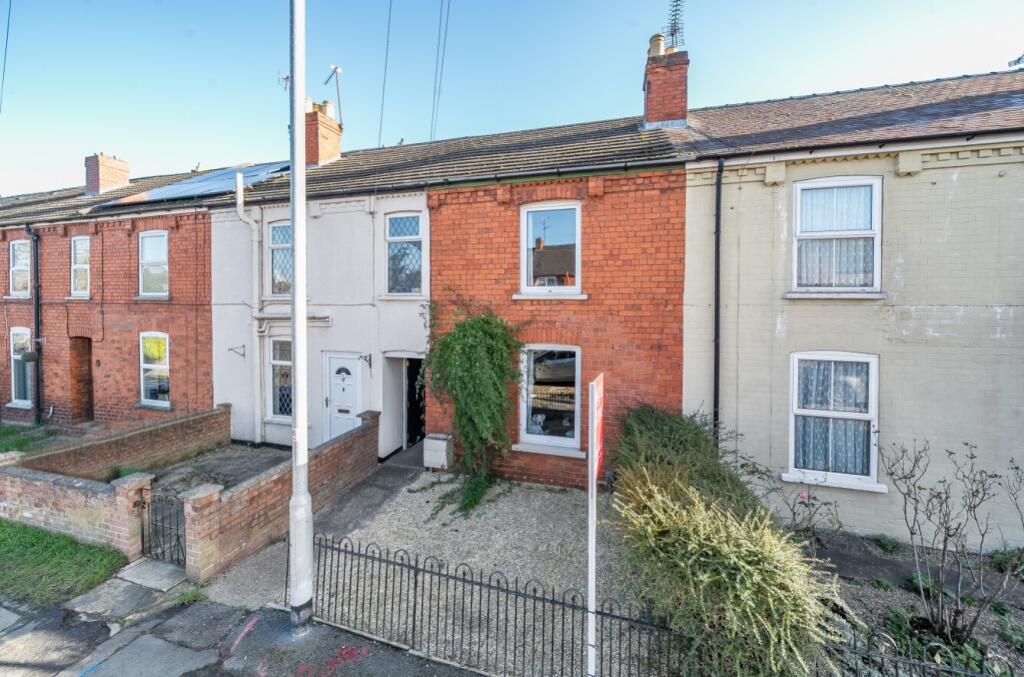 2-bed terraced on Grantham Road, Bracebridge Heath, Lincoln, Lincolnshire, LN4, £170,000