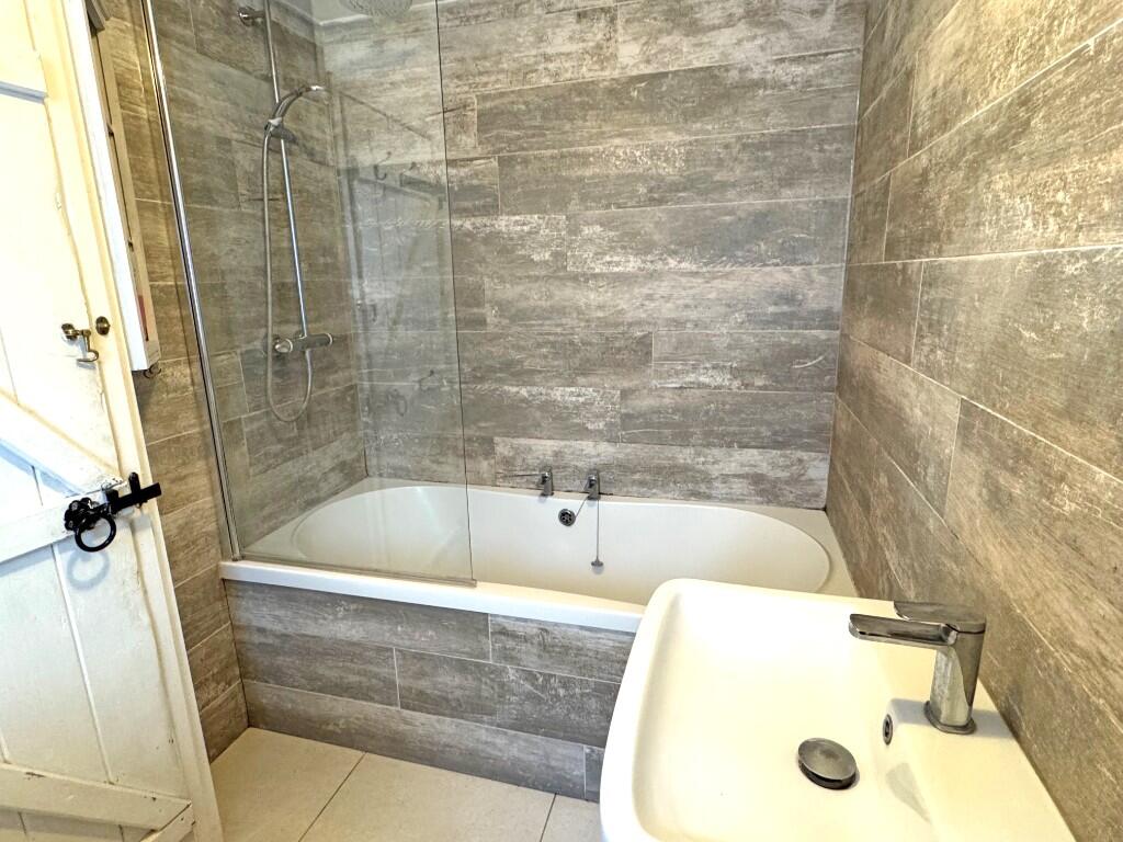 Apartment in Brighton, Round Hill - More