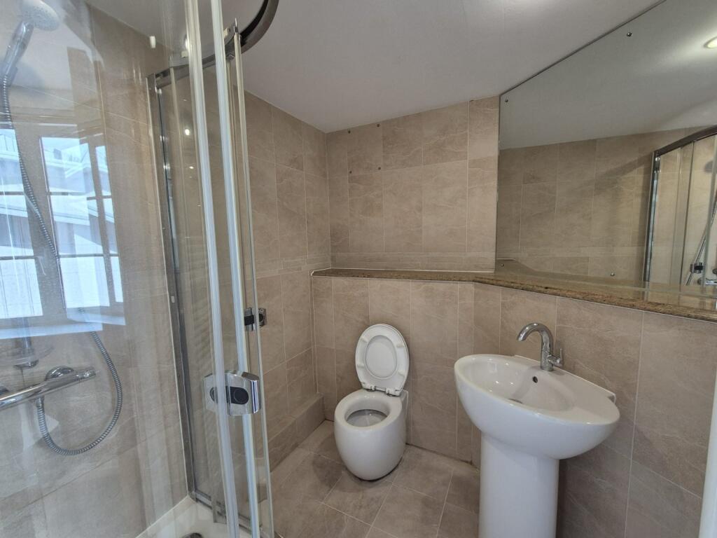 Apartment in Altrincham, Hale - View 3