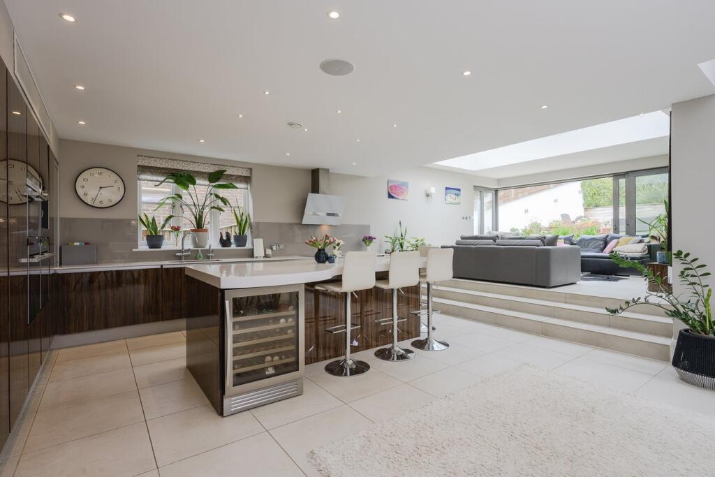 Drakes Close, Esher, KT10 – další