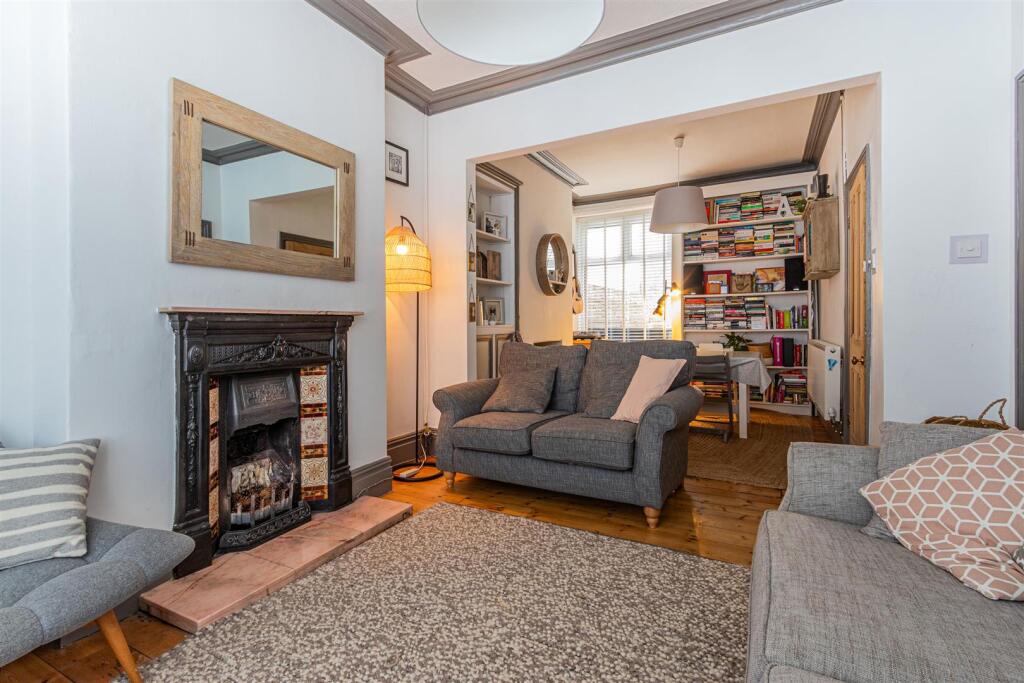 House in Cardiff, Canton - More