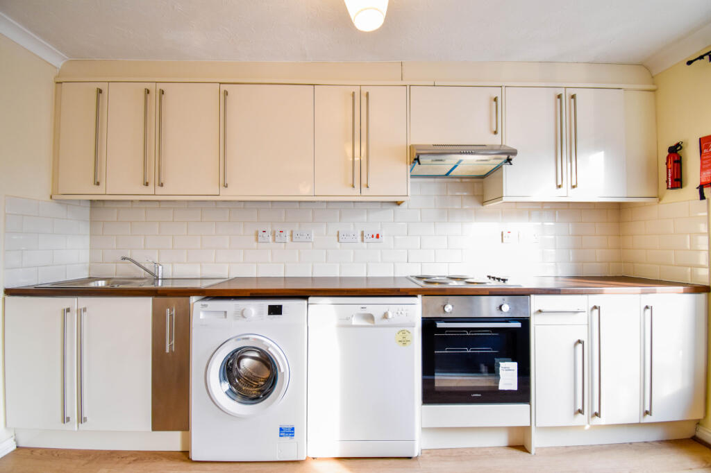 5 bedroom terraced house for rent
