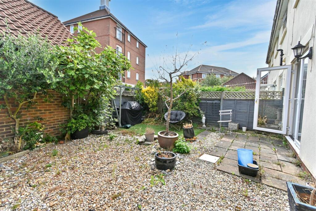 Salvador Close, Eastbourne photo 4