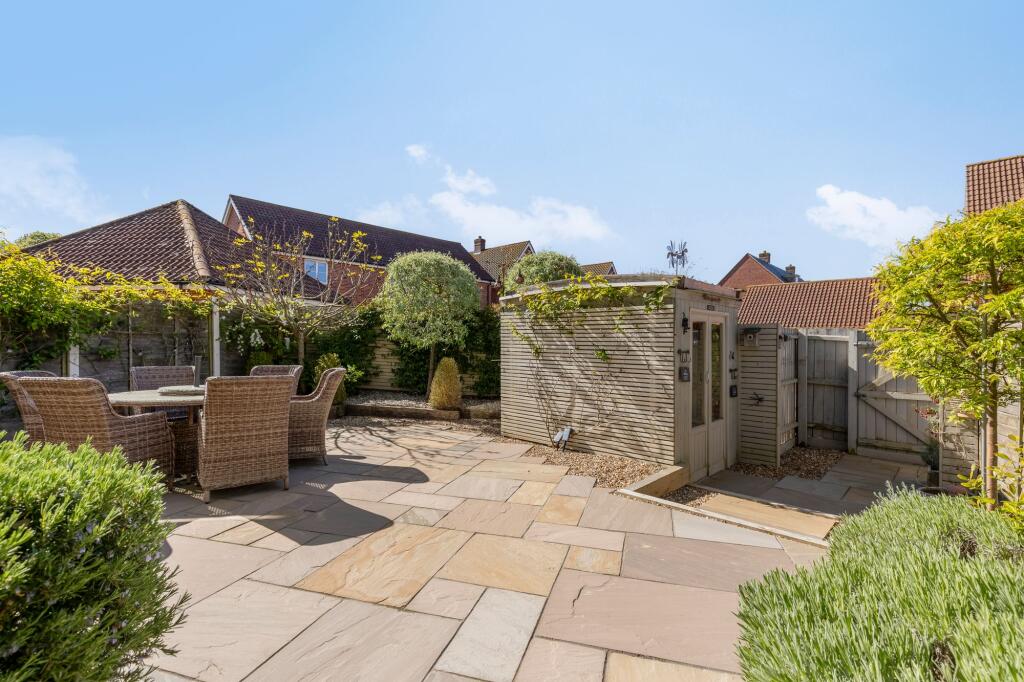 Beautifully Presented Townhouse in Holt photo 4