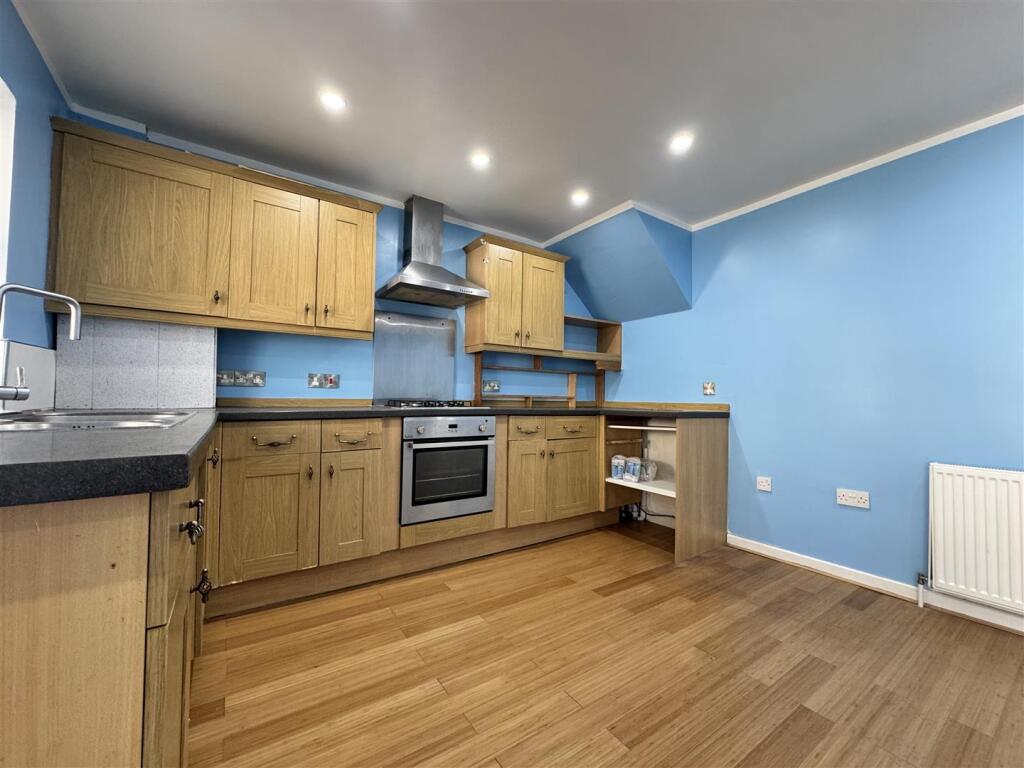 House in Lewes, Newhaven - More