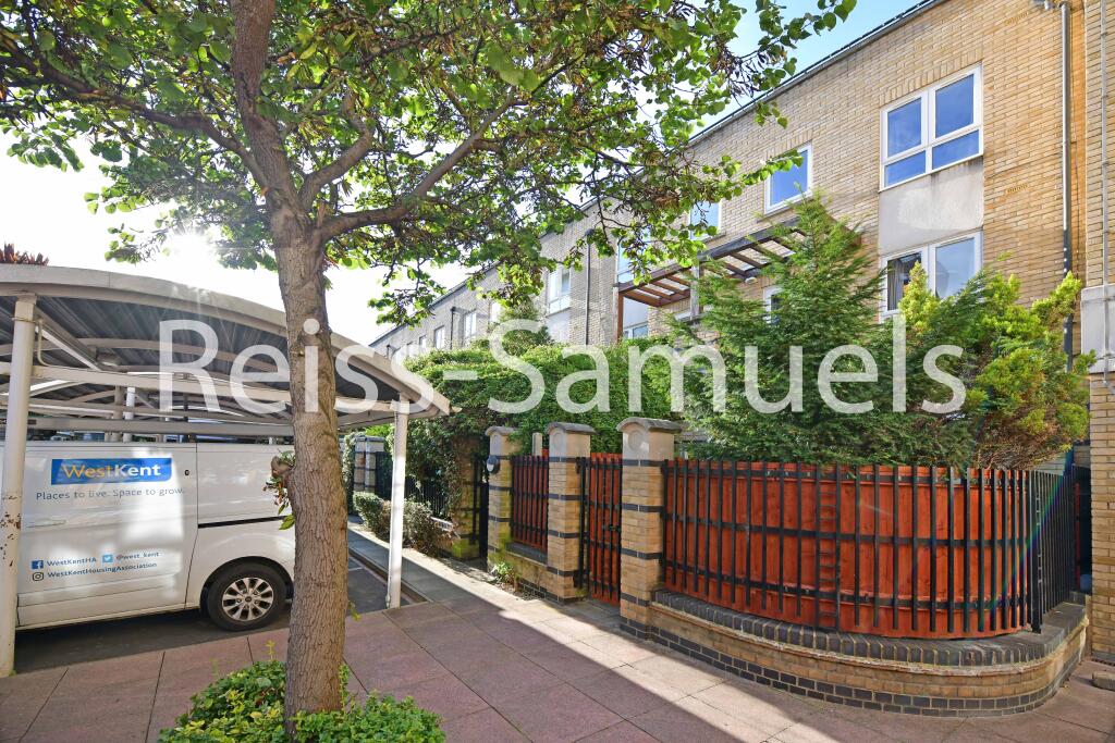 6 bedroom town house for rent