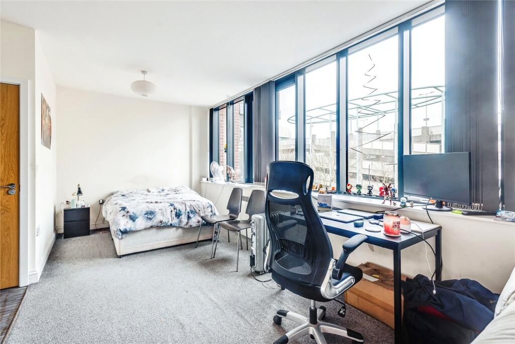 Apartment in Swindon, Railway Village, Town Centre - More