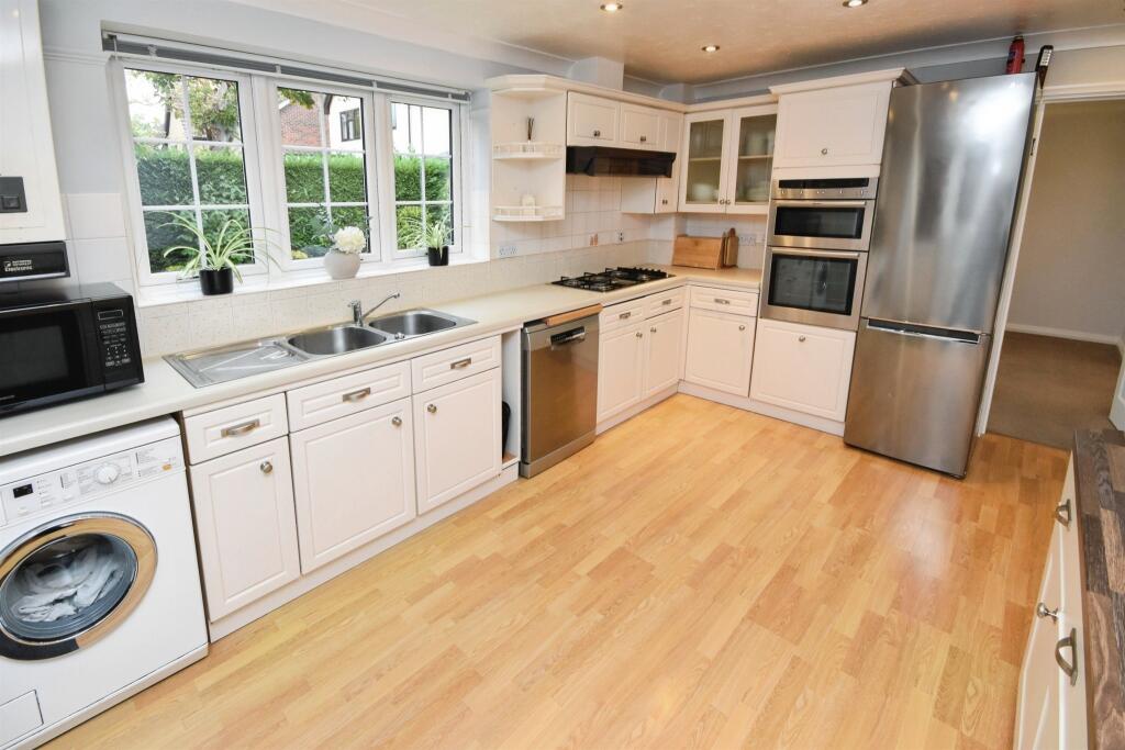 House in Braintree, Great Notley - More