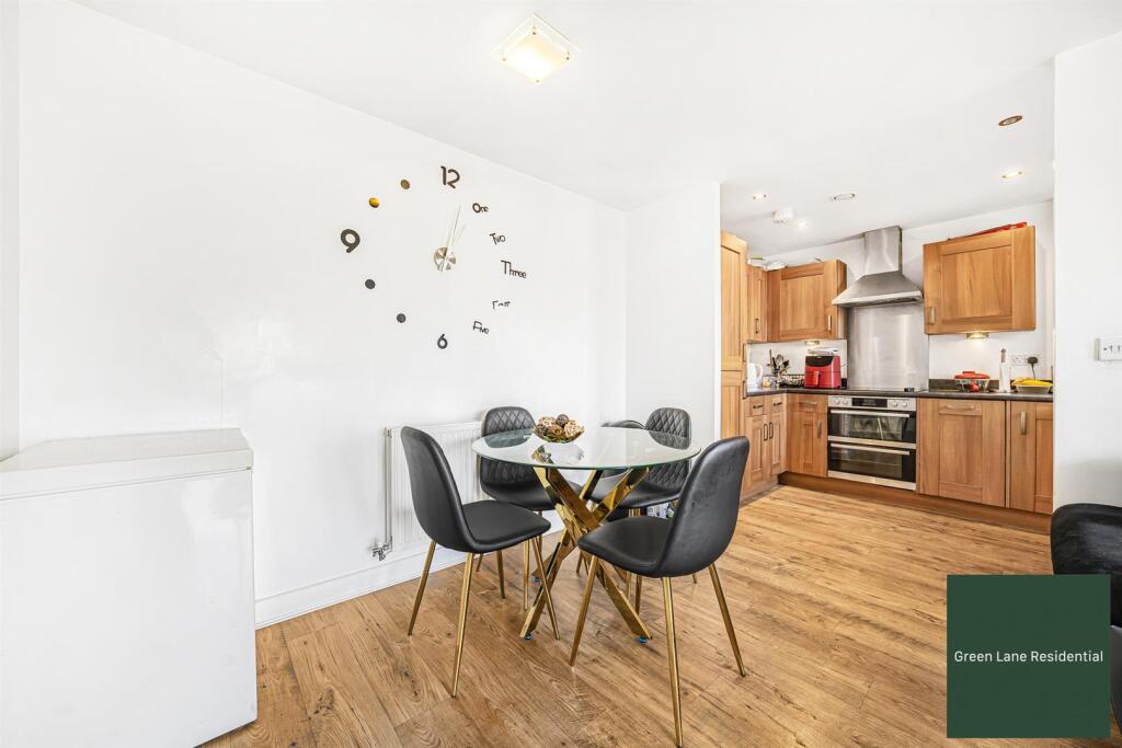 Apartment in Romford - View 4